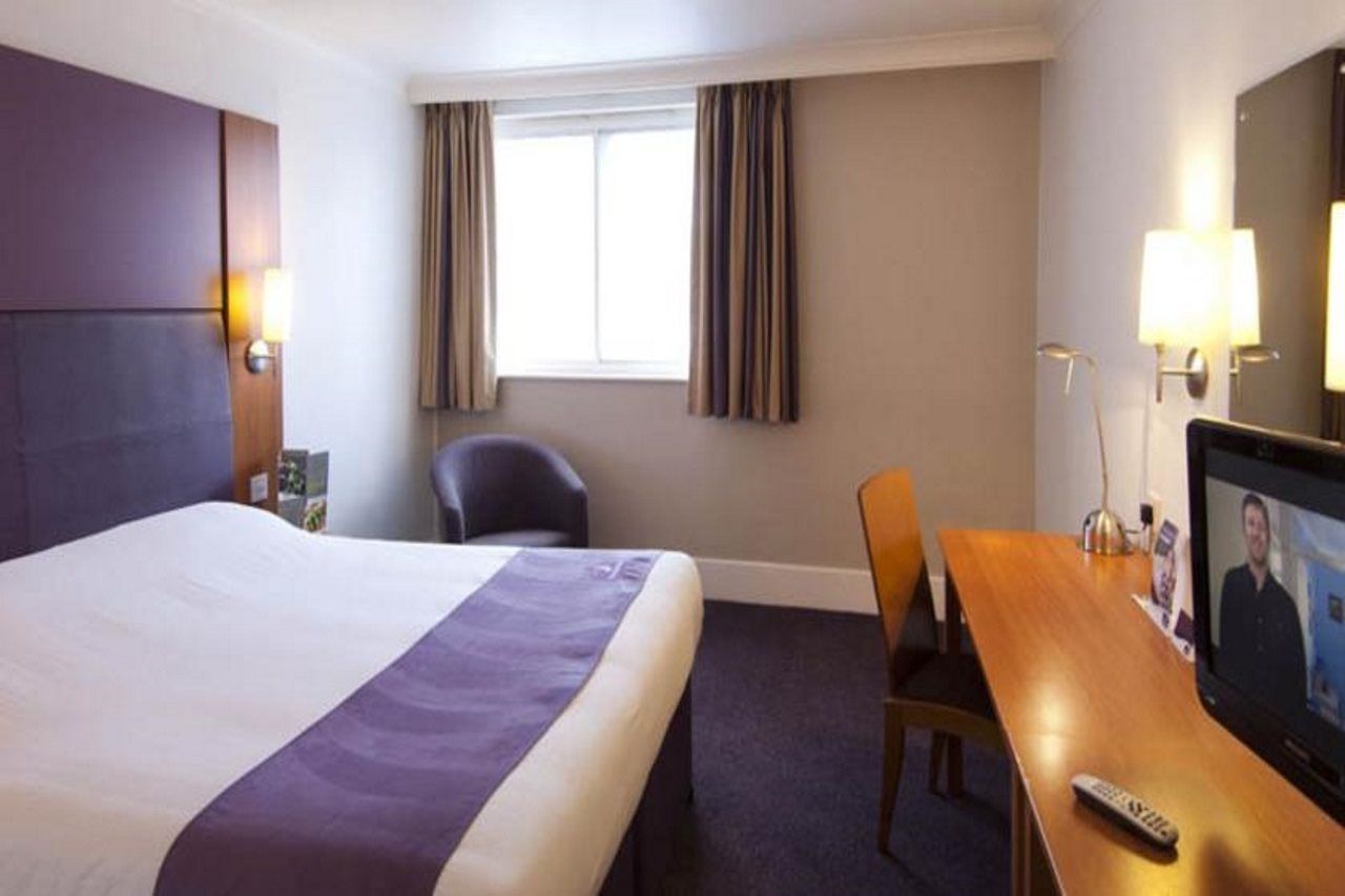 Premier Inn Glastonbury Ngoại thất bức ảnh